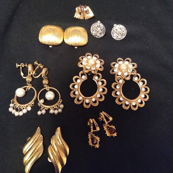 Jewelry - Set of 7 pairs of signed vintage clip on/screw back earrings